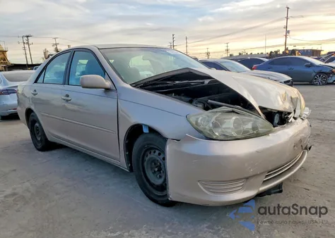 2005 Toyota Camry Le z USA, uszkodzony, nr VIN 4T1BE32K45U421130